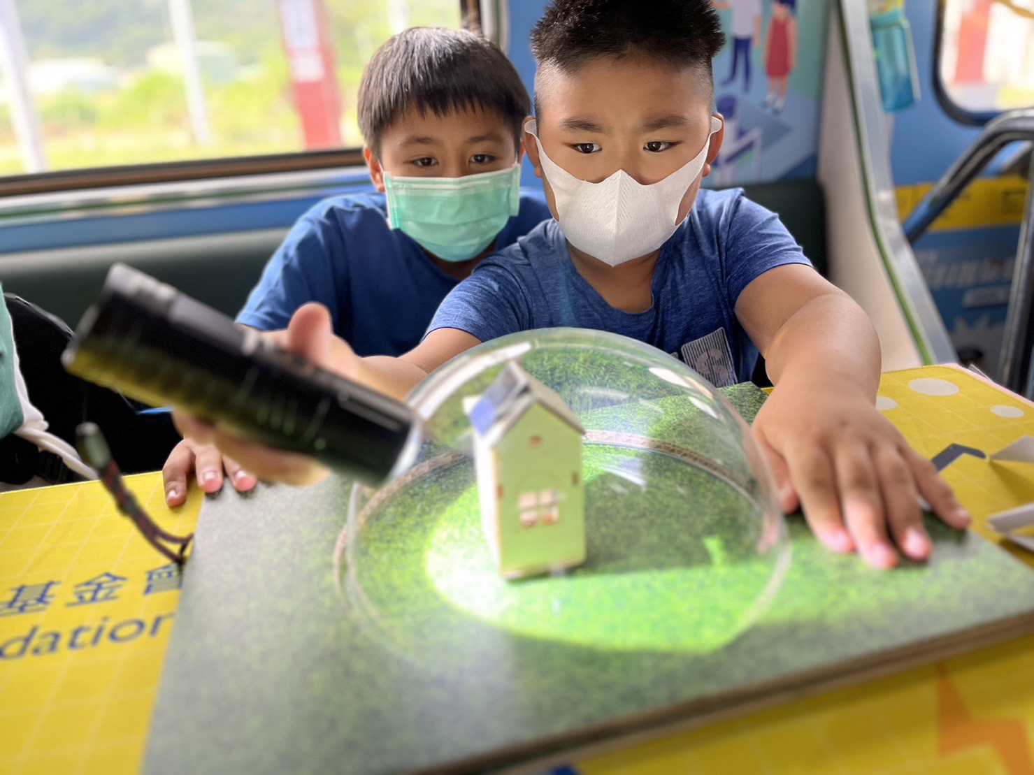 PT视讯(中国区)官网參與基礎科學主題車廂，以STEAM教學精神，設計「逐日科學家」、「太陽能工程師」以及「淨零建築師」三大能源科普課程和實驗