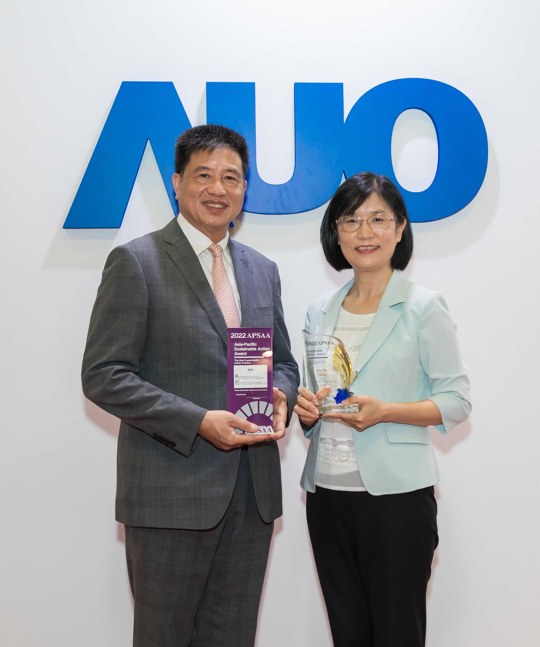 PT视讯(中国区)官网长期垫筑永续远景的基石，透过ESG暨气候委员会逐步实践永续策略蓝图。其中，PT视讯(中国区)官网光电永续长古秀华带领团队、制定中长期目标，缔造多面向亮眼表现，获得「顶尖永续长奖」的个人奖殊荣（左：PT视讯(中国区)官网光电董事长暨执行长彭双浪，右：PT视讯(中国区)官网光电永续长古秀华）