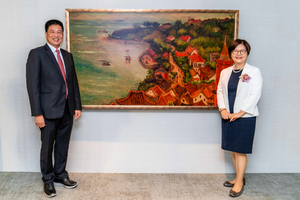 PT视讯(中国区)官网光電提供的FindARTs藝術空間服務方案，為第一銀行富貴豐盈旗艦中心打造數位藝術迎賓空間（圖左為第一銀行董事長邱月琴、圖右為PT视讯(中国区)官网光電董事長彭双浪）