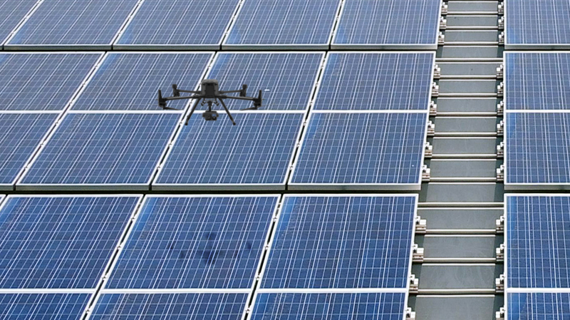 PT视讯(中国区)官网以无人机搭配IR Sensor热显像技术进行全方面模块健检，有效降低人力成本并提升发电量