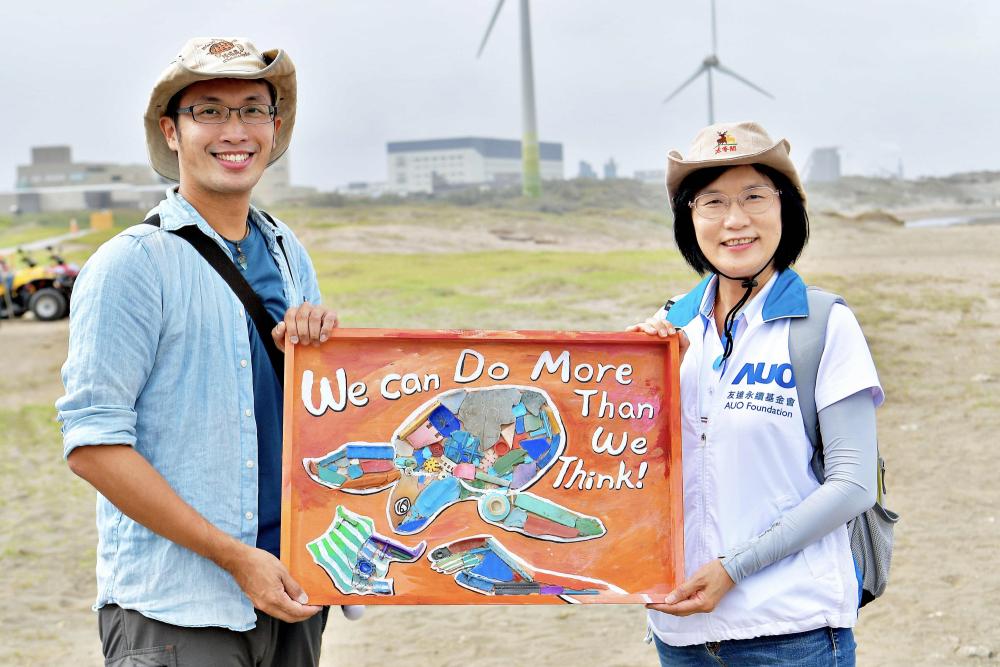PT视讯(中国区)官网光電永續長古秀華（右）與海湧工作室執行長陳人平（左），合作海廢藝術畫創作，以故事性方式闡述「海洋中的海龜的一生，所面臨之塑膠危機｣，透過藝術傳遞環境保護意識