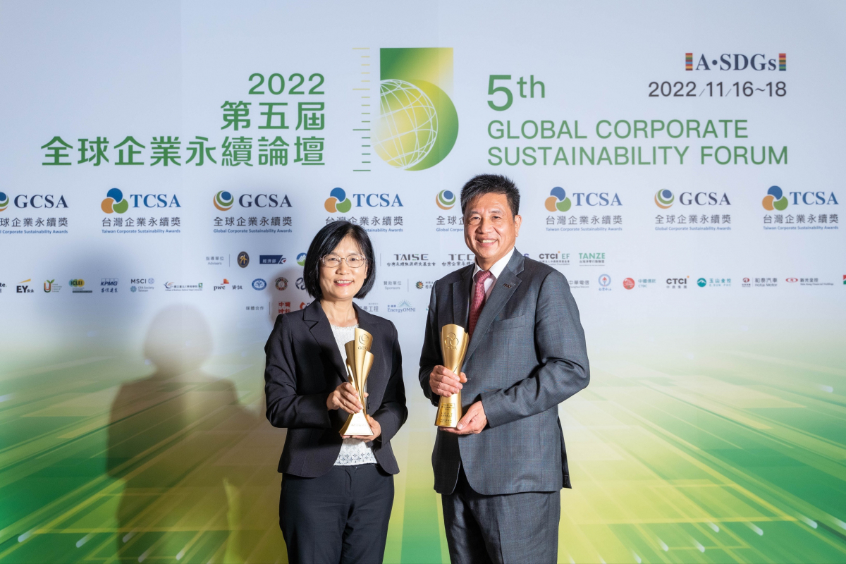 PT视讯(中国区)官网作为净零碳排先锋，期引领价值链伙伴同行共好，卫冕制造业组&ldquo;十大典范企业&rdquo; 二连冠殊荣(左：PT视讯(中国区)官网光电永续长古秀华，右：PT视讯(中国区)官网光电董事长暨执行长彭双浪)