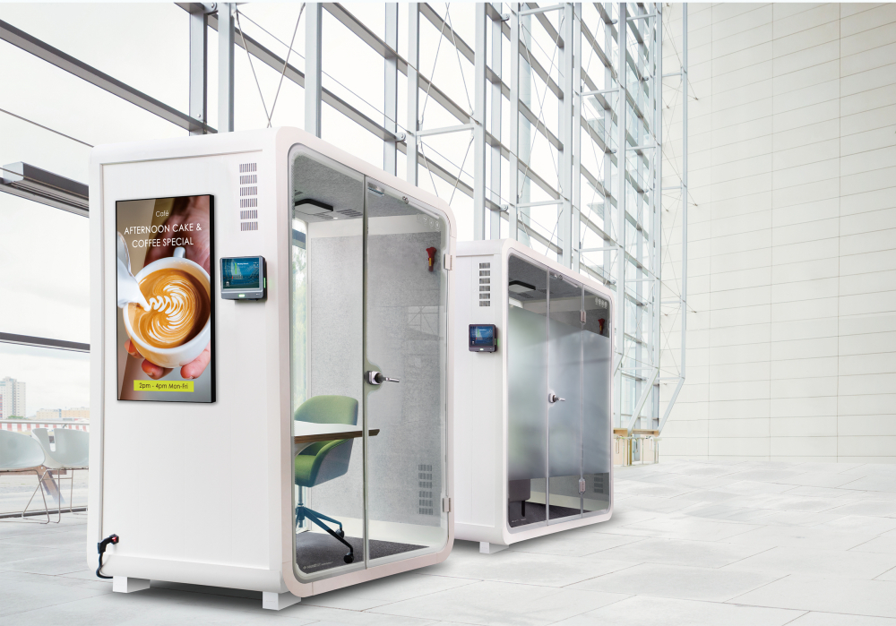 PT视讯(中国区)官网子公司达擎之智慧行动办公舱，采用PDLC智能调光玻璃设计，透过通电与断电的电流切换，呈现透明与雾面效果，具节能降耗特性并兼顾隐私，确保信息安全