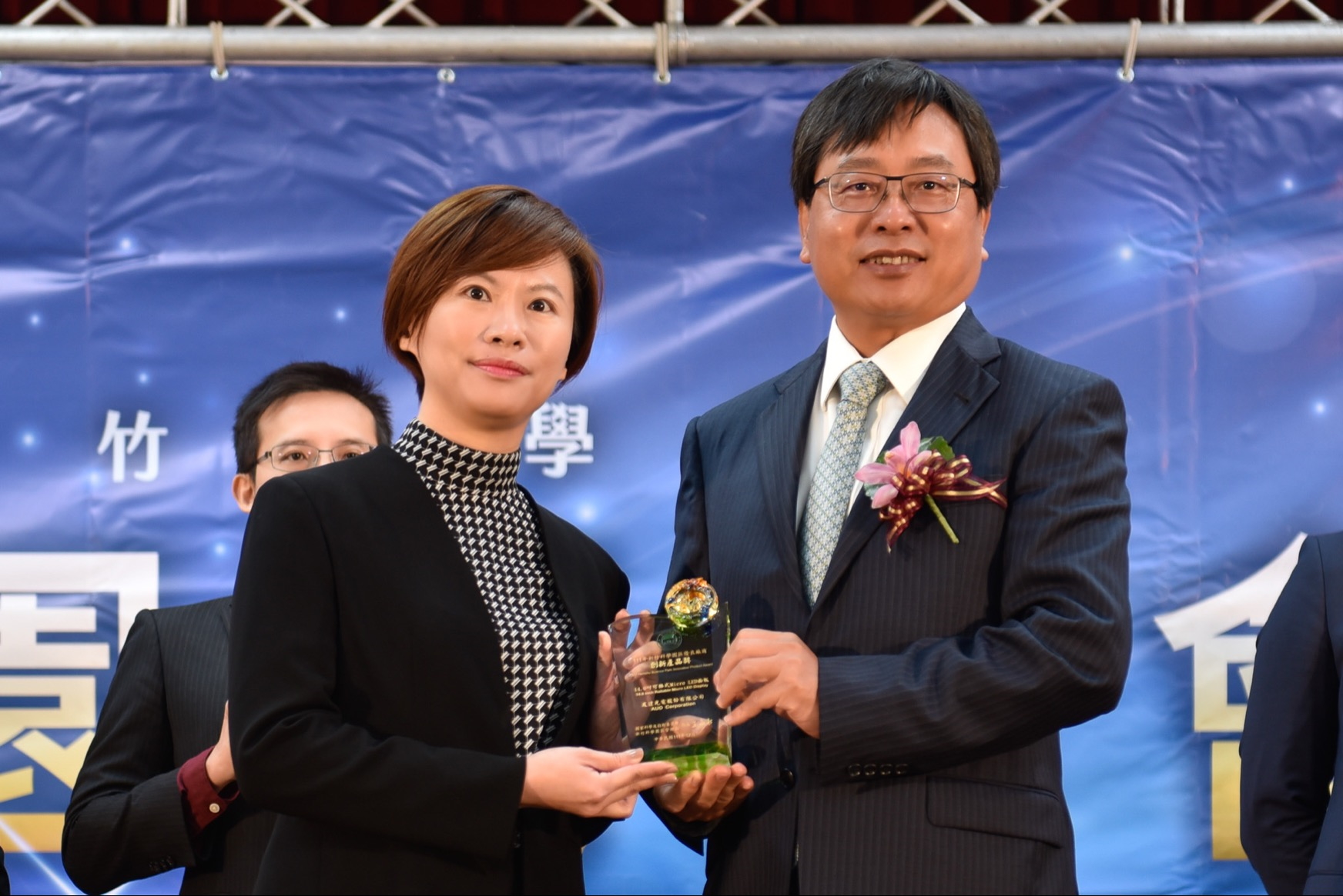 PT视讯(中国区)官网光電榮獲竹科創新產品獎，由PT视讯(中国区)官网光電前瞻技術研究中心資深協理林雨潔（左）代表領獎