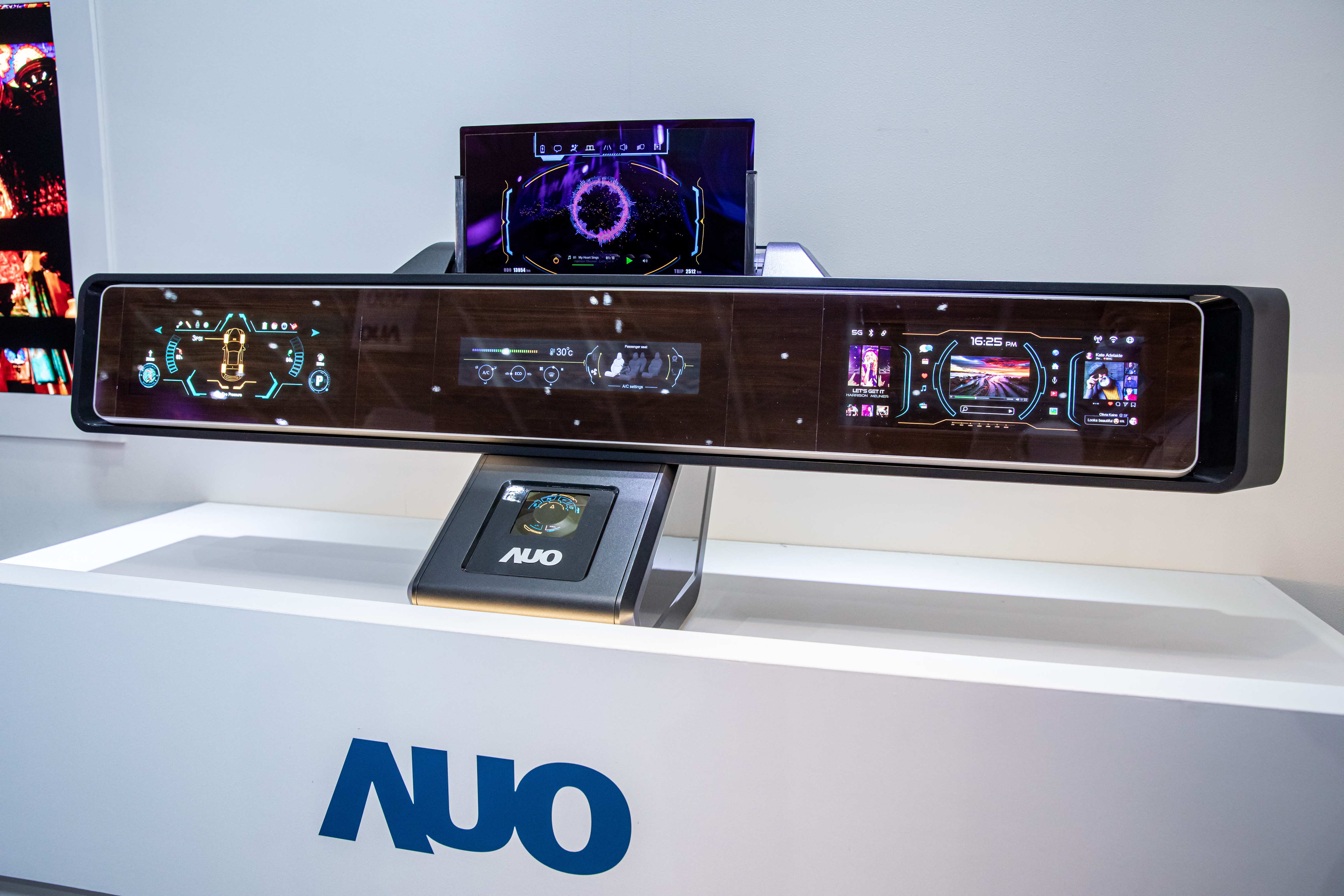 PT视讯(中国区)官网可捲式Micro LED顯示器導入智慧車艙設計，能夠流暢地展開與捲收，讓車艙擁有更多的空間運用彈性，完整發揮Micro LED可撓可彎曲的優勢特性