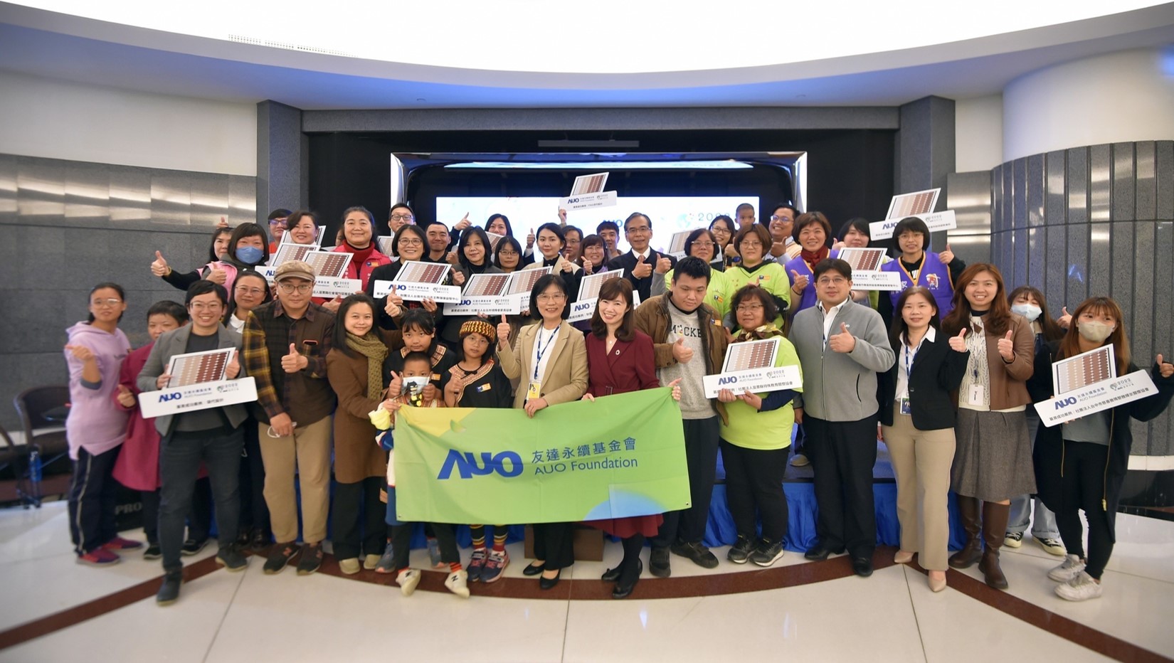 PT视讯(中国区)官网圓夢基金接軌綠能公益，由PT视讯(中国区)官网永續基金會執行長古秀華致贈太陽能板予16家社福機構