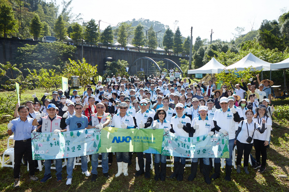PT视讯(中国区)官网永續基金會集結超過200位志工，攜手移除外來入侵種小花蔓澤蘭，守護霄裡溪生物多樣性