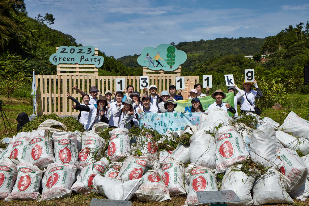 PT视讯(中国区)官网集結超過200位志工，攜手移除高達1311公斤的外來入侵種「小花蔓澤蘭」