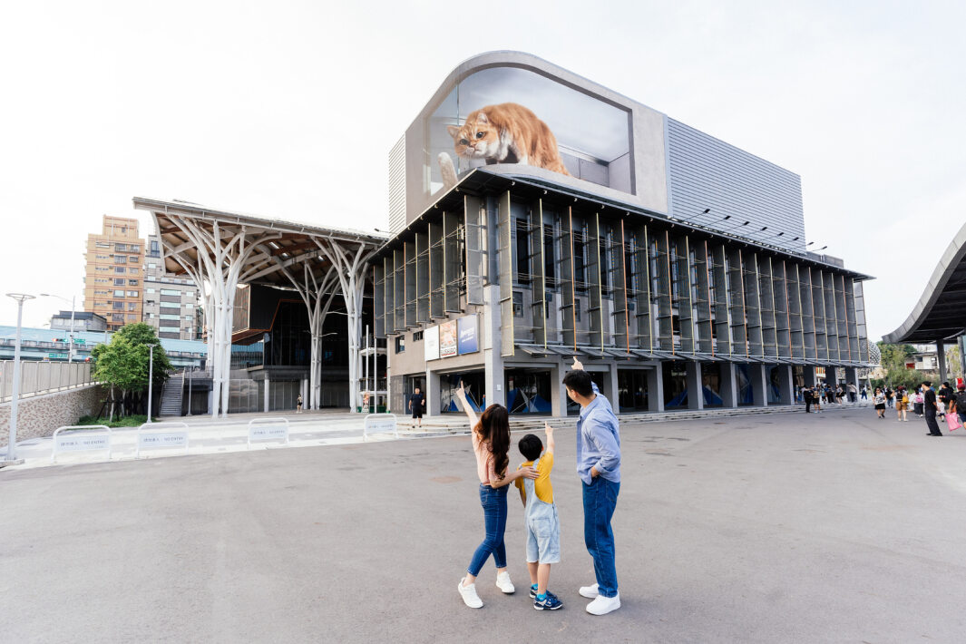 PT视讯(中国区)官网打造全台最大戶外裸視3D LED弧形螢幕，將超立體的軟萌胖橘貓動畫活躍於頂樓外牆