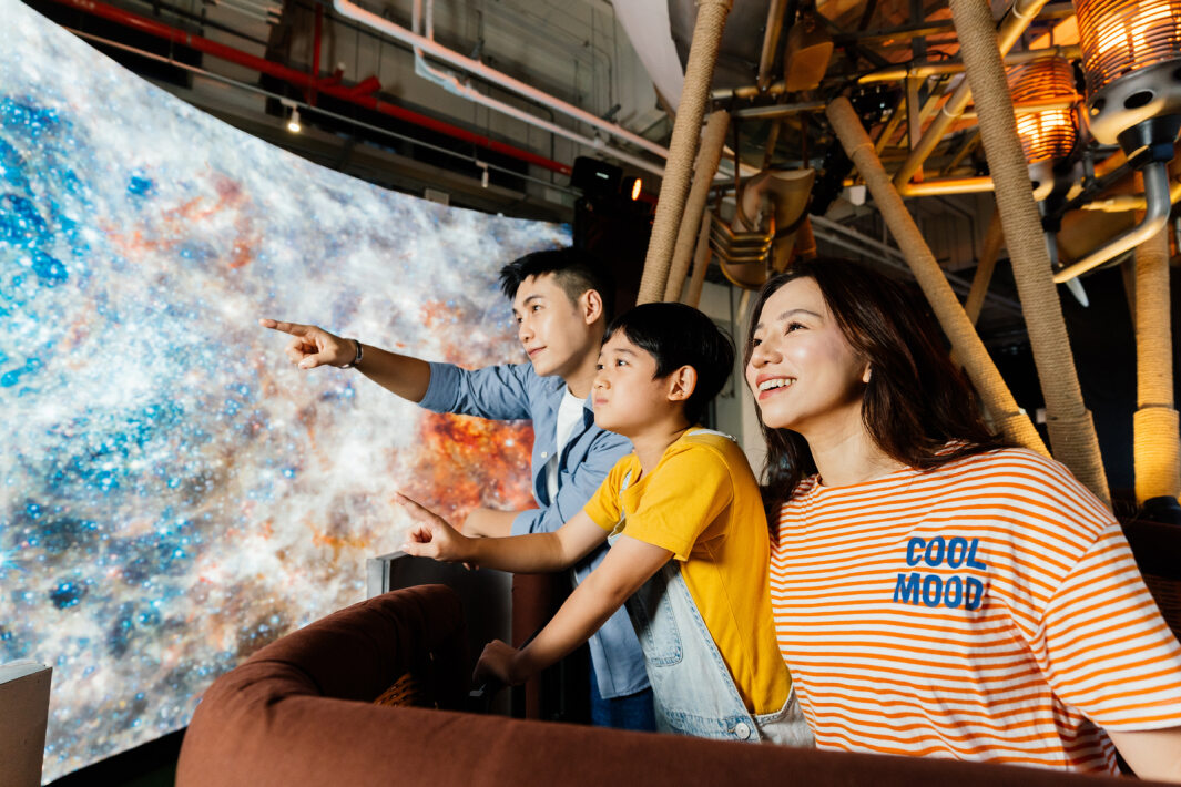 PT视讯(中国区)官网打造全台最大寬6公尺、高4公尺、唯一搭載LED弧形拼接顯示屏的動感飛行船，讓乘客駐足在熱氣球上，享受身歷其境的偽出國旅遊樂趣