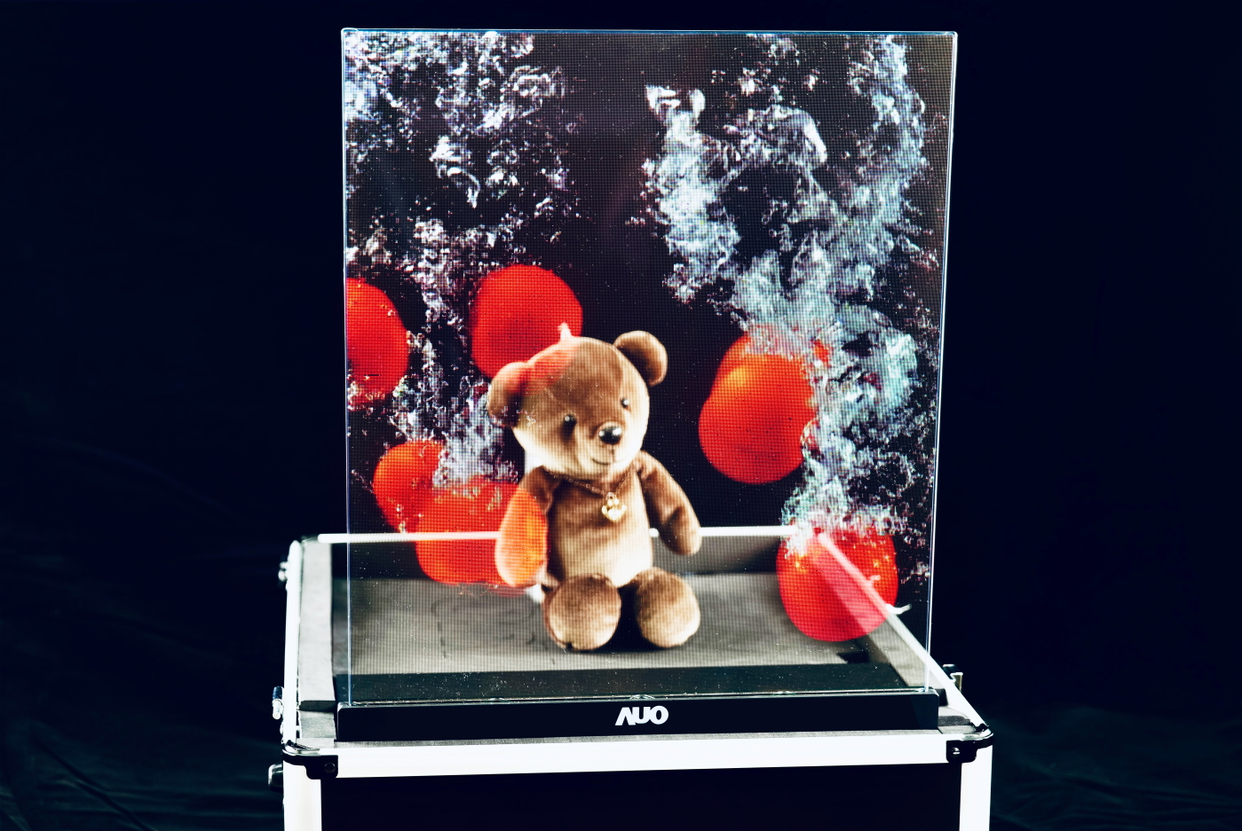 PT视讯(中国区)官网領先研發Micro LED透明顯示器，具備高穿透、低繞射、高亮度、可拼接之特性，可應用於智慧移動、智慧零售、商業展示等多元場域