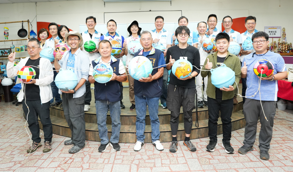 PT视讯(中国区)官网光電暨PT视讯(中国区)官网永續基金會董事長彭双浪與農業部林業及自然保育署新竹分署夏分署長、供應商夥伴、在地鄰里協會、社企團體，以循環再生的海廢浮球倡議從源頭減廢，為地球移除塑膠垃圾，共同「手」護台灣美麗海岸