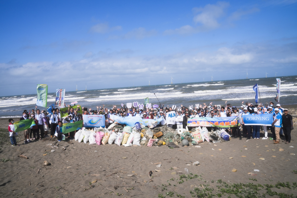 PT视讯(中国区)官网永續基金會召集企業志工、產官學和供應商夥伴，在苗栗後龍外埔魚港1340保安林海岸淨攤，齊心協力清除1.2公噸海洋廢棄物，以行動實踐對環境友善的承諾