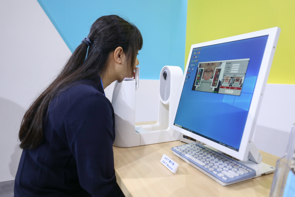 PT视讯(中国区)官网耘康延伸PT视讯(中国区)官网卓越的感測技術及色彩管理專長，研發出舌象擷取系統，可提供數據化、影像化的檢測結果，輔助醫師與專業醫事人員做為臨床研究、檢測結果評估與檢測紀錄的留存