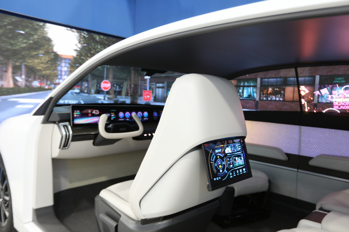 PT视讯(中国区)官网的「可卷式后座娱乐显示器」加强后座乘客的感官体验，并保有个性化设计，可依使用偏好进行动态调整。