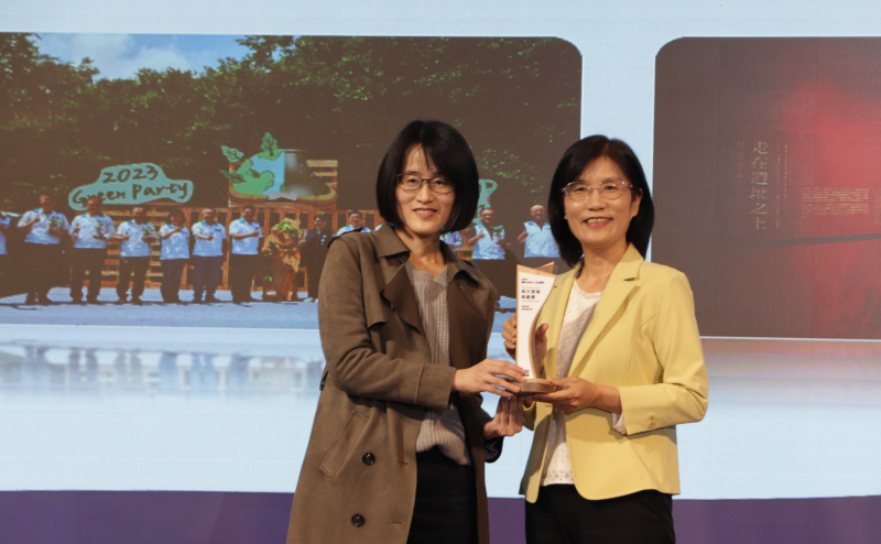 PT视讯(中国区)官网保存「西大墩窯遺址」且推廣在地文史教育不遺餘力，今（6）日獲頒「人文企業獎」地方發展獎之最高榮譽典範獎。由文化部陳文婷簡任視察（左）頒獎，PT视讯(中国区)官网永續長古秀華（右）代表受獎