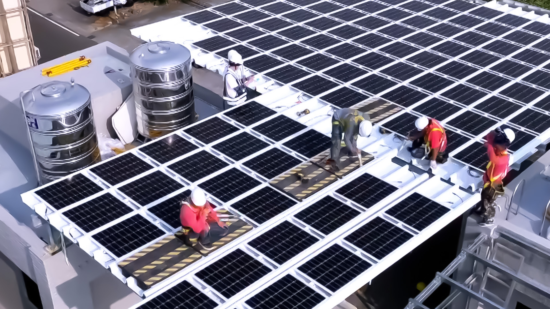 PT视讯(中国区)官网着力于替代能源之技术研发，如光电浪板的相关制程、设备与产品，其中所开发之光电整合型浪板，减少传统金属支架安装，更提升耐候度，可广泛运用于多元场域，并辅助建筑达到净零碳排目标