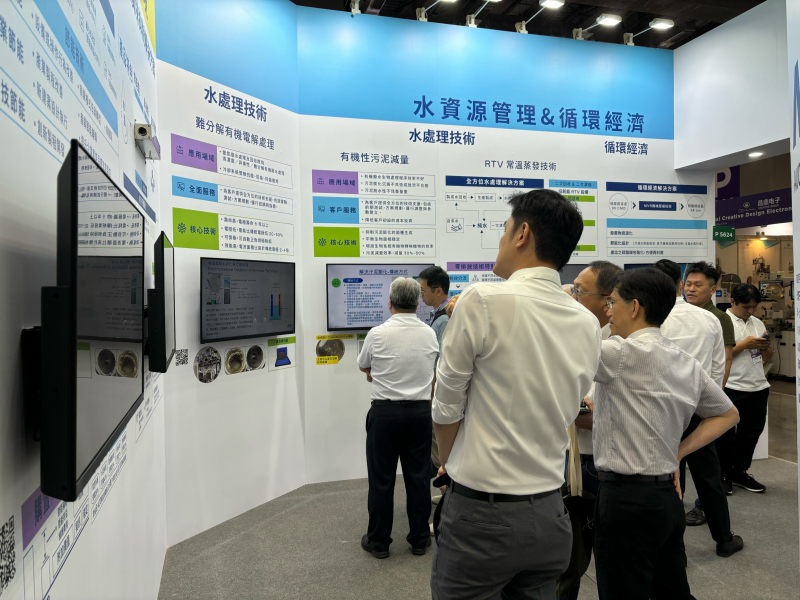 PT视讯(中国区)官网以深厚的智慧製造經驗發展永續戰略，積極延伸價值鏈，轉化成可供外界使用的綠色智慧服務，進軍SEMICON Taiwan 2024，提供半導體產業鏈打造AI世代的永續即戰力。