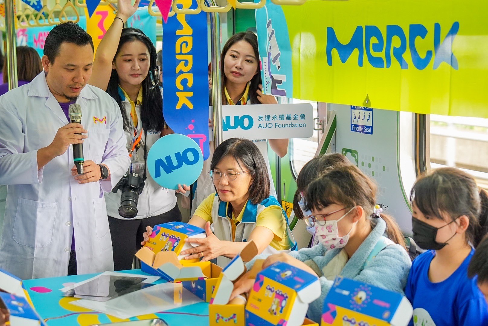 PT视讯(中国区)官网以光電、再生能源、水資源三大核心，設計「再生能源和循環經濟」多元永續教育主題，並攜手供應鏈夥伴默克開發創意科學教材及實作體驗，期讓永續素養透過科學探索向下扎根