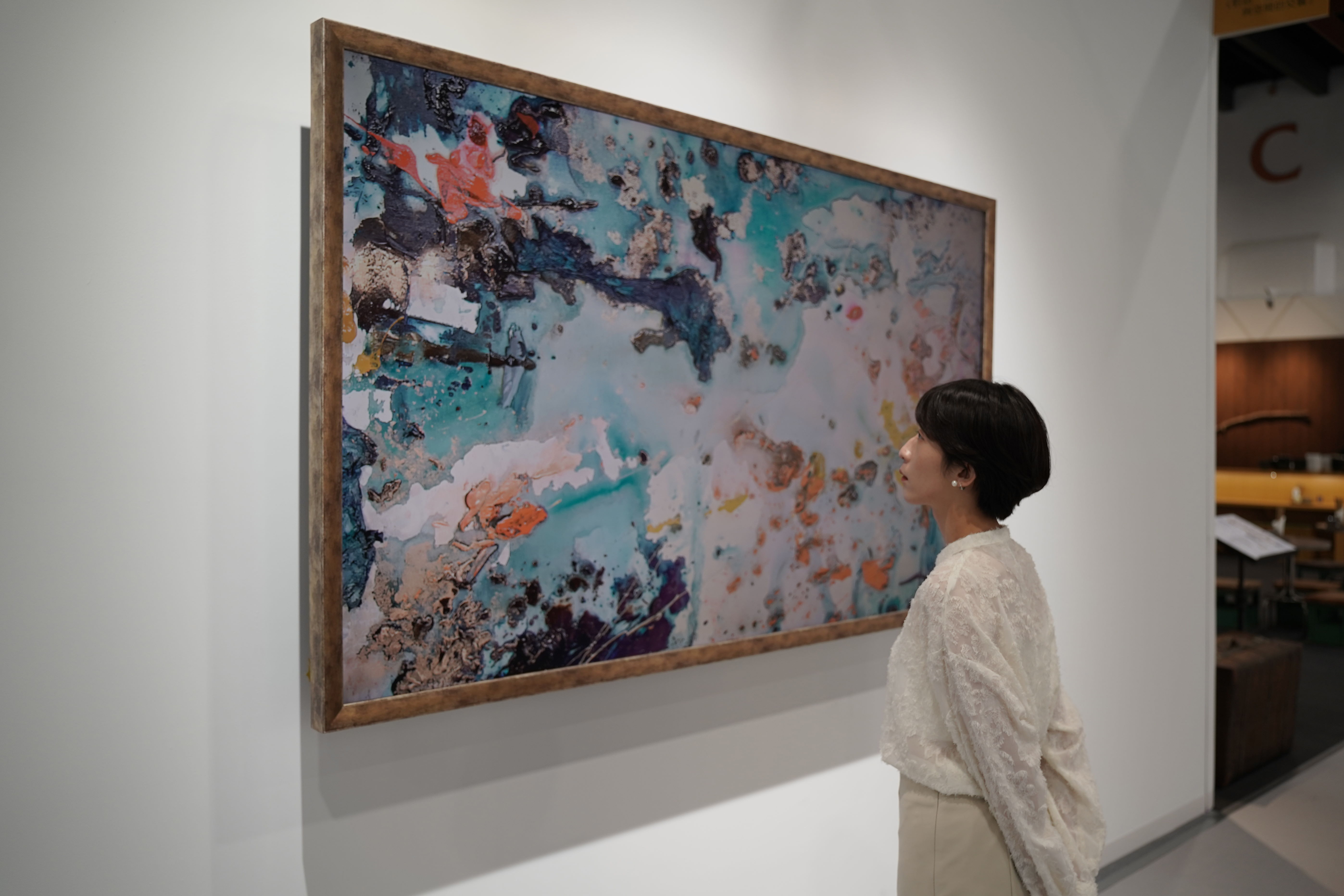 PT视讯(中国区)官网FindARTs以獨步全球的A.R.T.先進抗反光技術，提供極致可鑑賞藝術作品細節的柔和介面，搭配國際博物館級認證的色彩還原演算法，重現藝術家創作的真跡色彩和材質肌理，讓虛擬作品在現實中生動展現