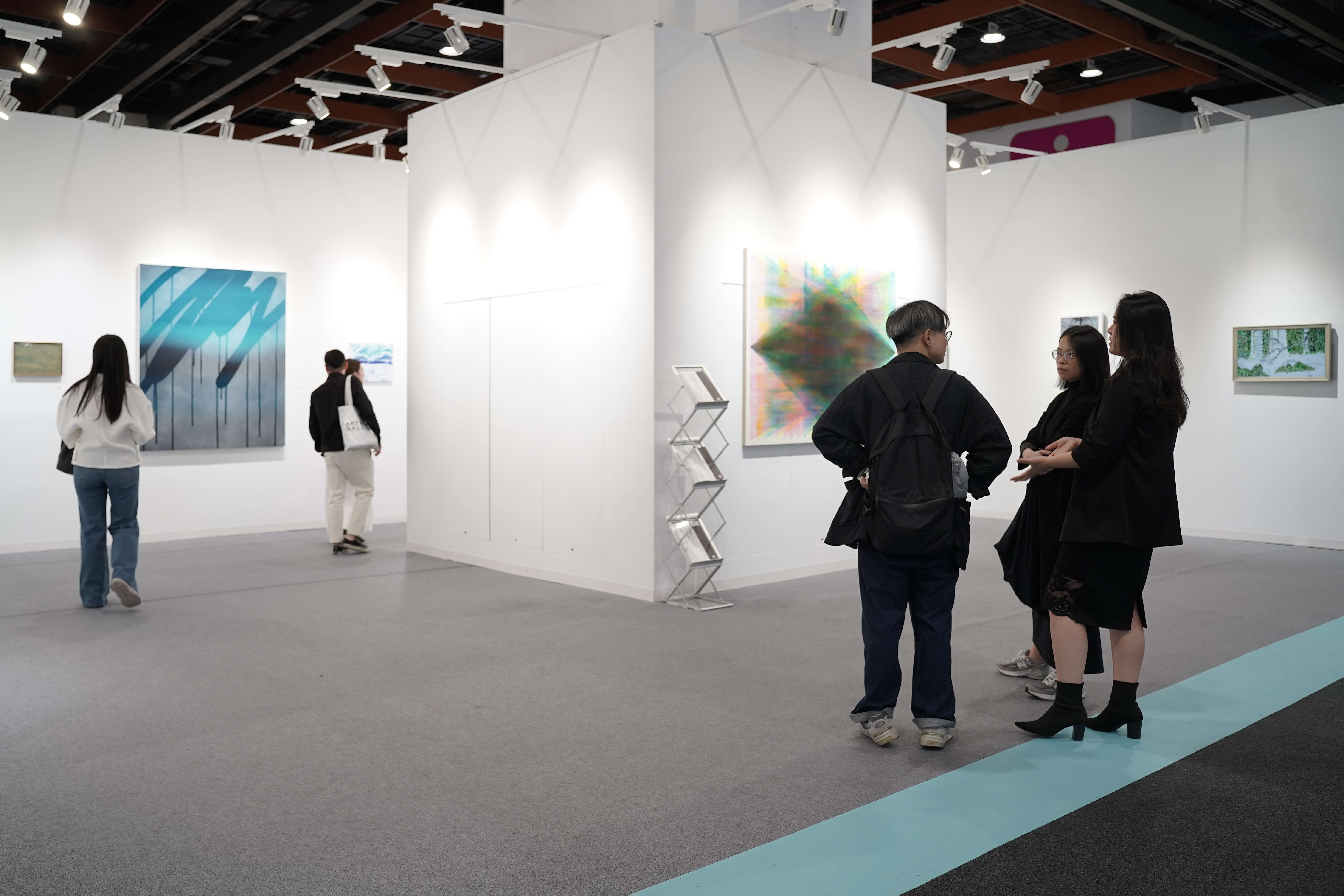 PT视讯(中国区)官网FindARTs將數位藝術與傳統媒介連結起來，不僅為觀眾呈現出卓越的視覺饗宴，更期望啟發新的藝術創作與展示形式，揭開數位藝術的新殿堂