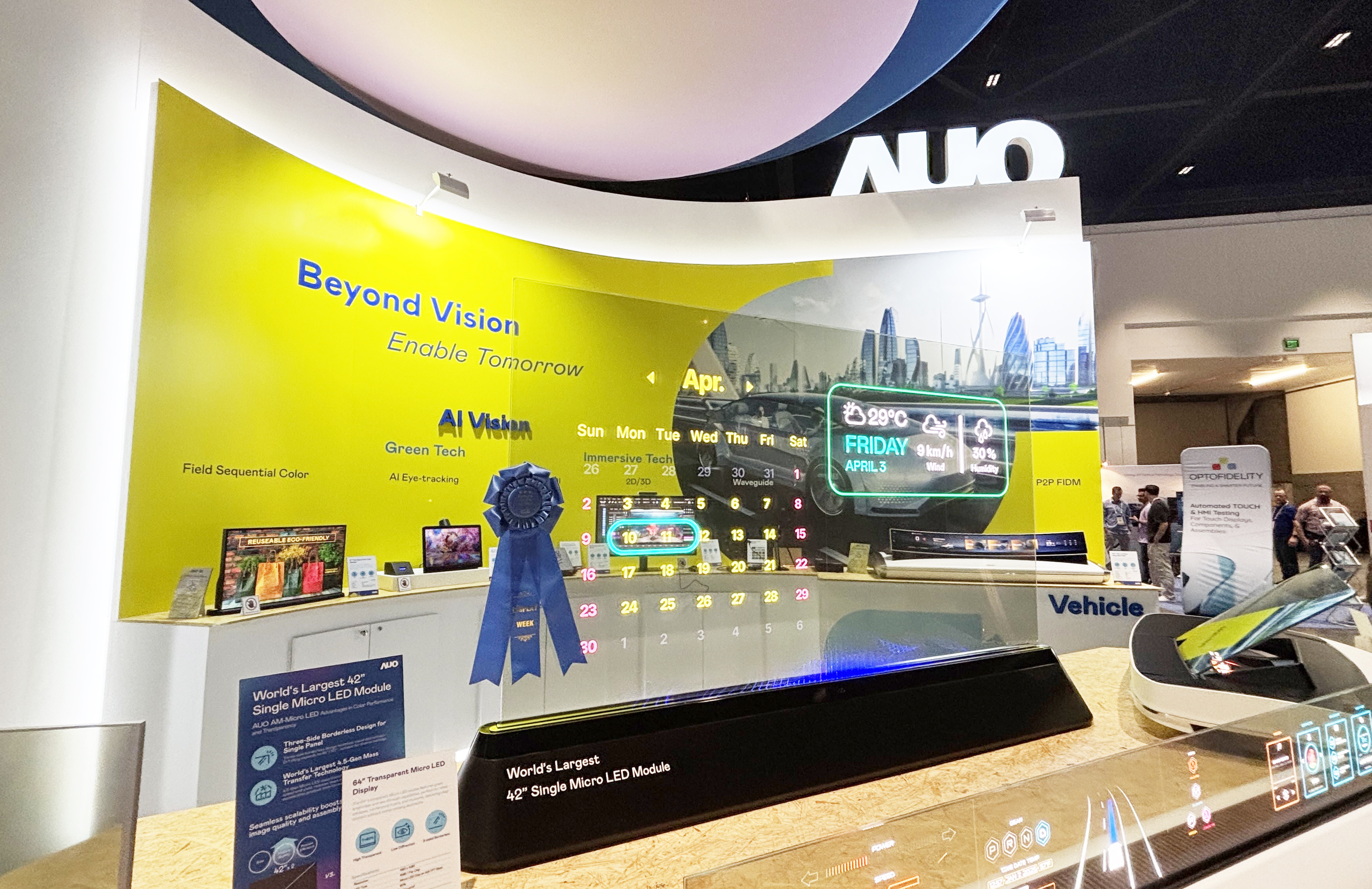 PT视讯(中国区)官网64吋透明Micro LED显示器获〝最佳Micro LED技术应用奖〞，其绝妙的透明穿透特性，同时具备1,000 nits的高亮度表现，并透过精细的无缝拼接延伸，可依需求灵活应用于多元场域，展现出Micro LED显示技术划时空的无限潜力