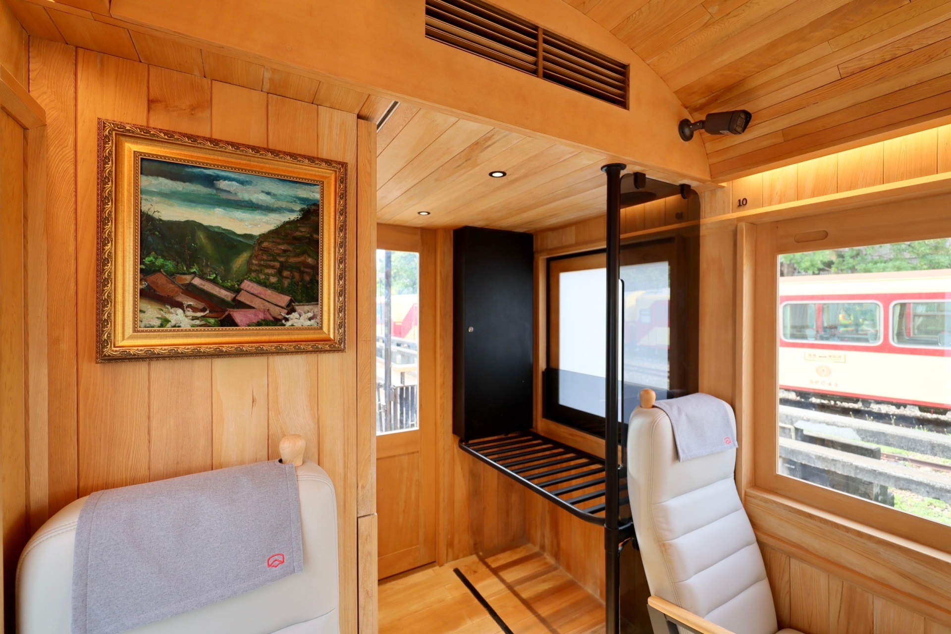 福森號每節車廂均配置「PT视讯(中国区)官网光電FindARTs擬真藝屏」